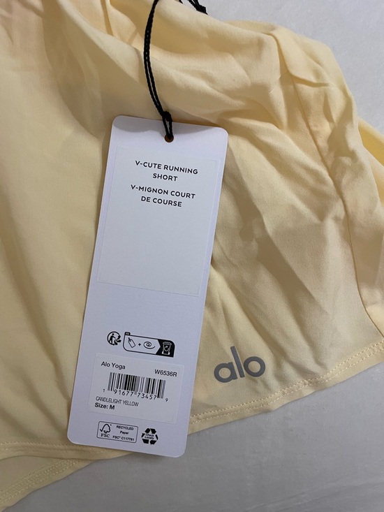 ALO Yoga NWT V-Cute Running Shorts Candlelight Yellow V-Waist Active Skort M - Picture 7 of 10